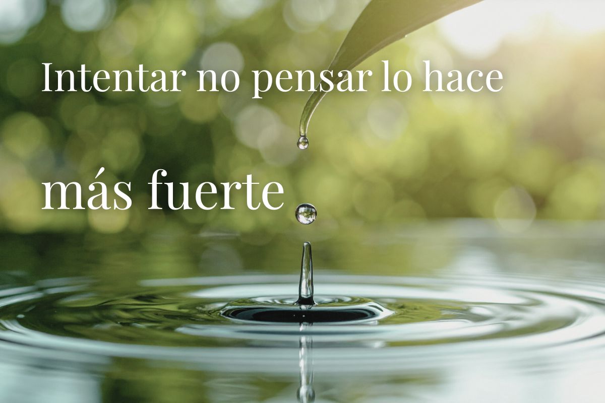 Gota cayendo sobre agua formando ondas con el mensaje “Intentar no pensar lo hace más fuerte”, que refleja cómo los pensamientos vuelven cuando intentamos evitarlos.